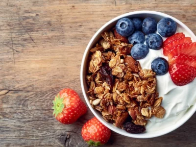 Lire la suite à propos de l’article Bol de yaourt, granola et fruits frais